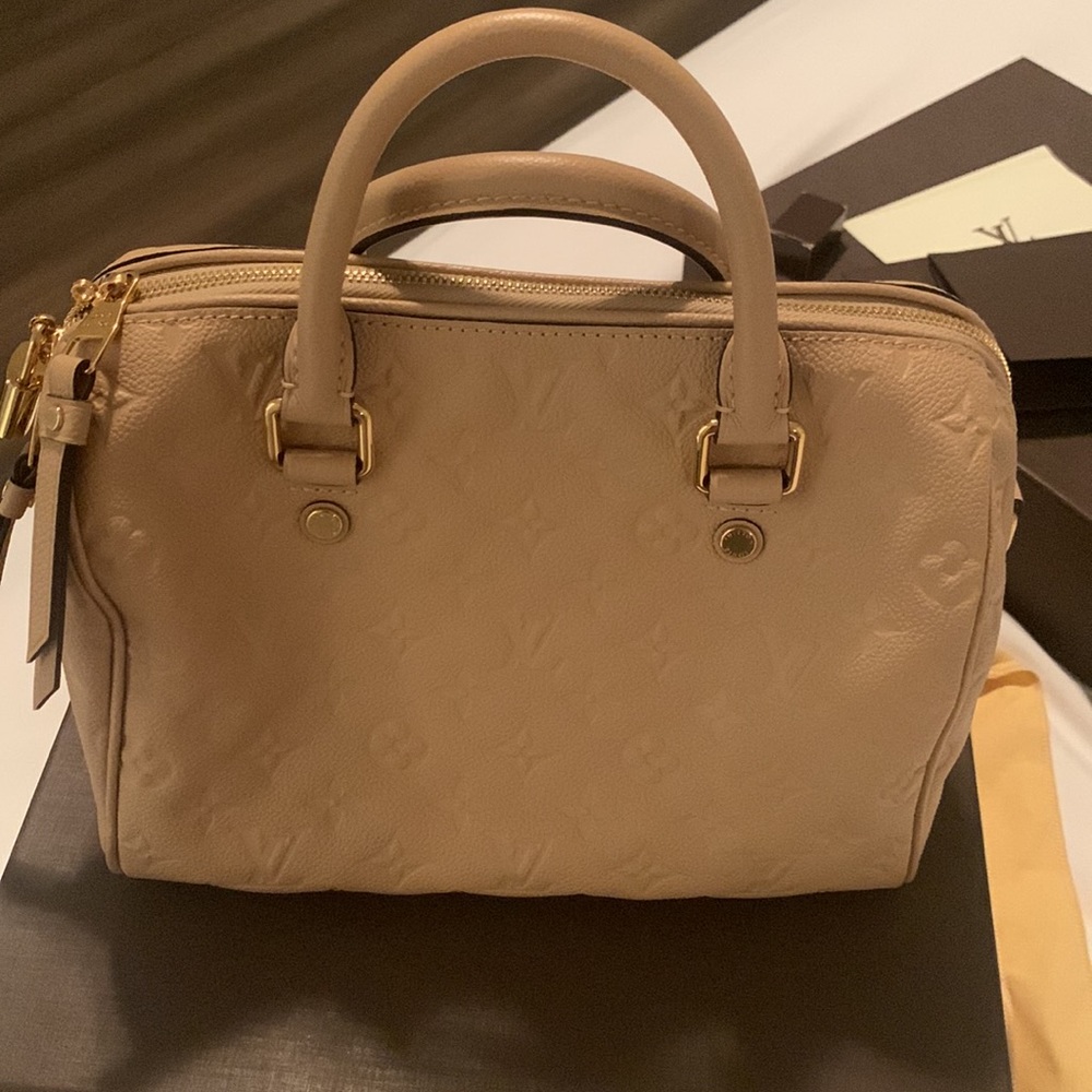 LOUIS VUITTON
Empreinte Speedy Bandouliere 25 Dune